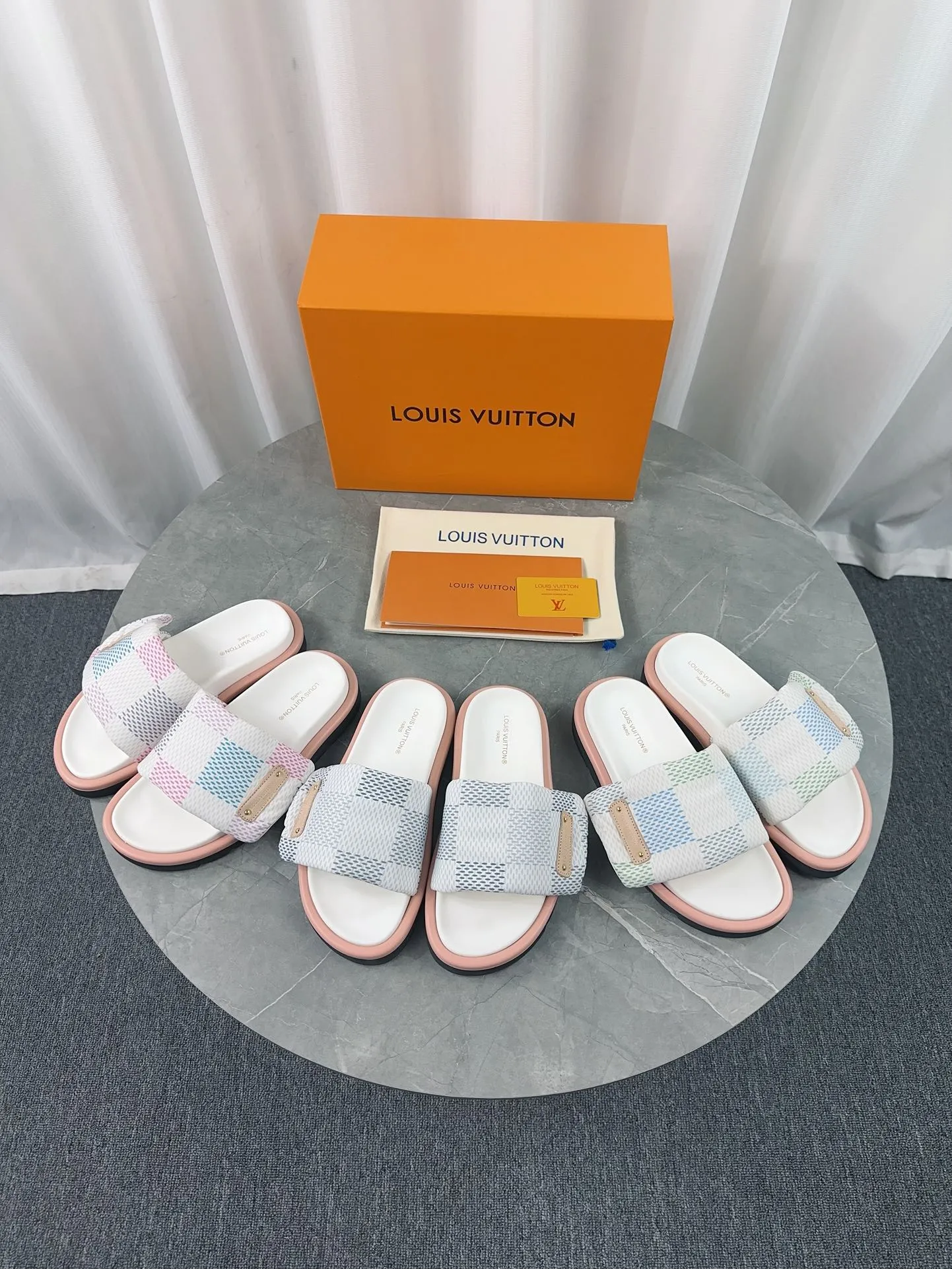 👟👟Ex-factory price 360👟👟 Women's Shoes Women's Clothing LV Donkey Brand L Home 2024 Hot Style Embossed Logo Embossed Sandals This Pool Pillow Comfort flat sandals are made of technical fabrics and use high-frequency embossing technology to reinterpret the Monogram pattern. Soft padded upper with adjustable Velcro, comfortable and tough insole adds harmonious color ▪️Fabric: Original customized technical fabric ▪️Lining: soft sheepskin lining ▪️Sole: Original open-molded rubber foam outsole Color: sky blue. Yellow. Black ▪️Size: 35-45